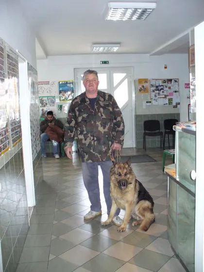 Gazdi és német juhászkutyája a rendelő folyosóján