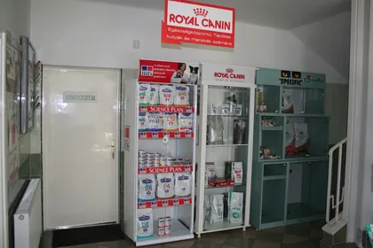 Royal Canin és Hill's polcok a bolt sarkában